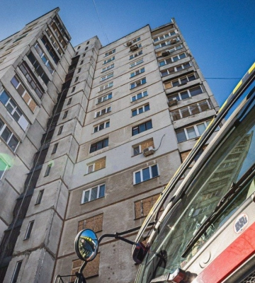 У Харкові жінка загинула внаслідок падіння з вікна палаючої квартири на 13-му поверсі — ДСНС