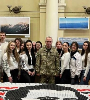 Військовий з Бахмута склав у Львові панно з Тарасом Шевченком з 15 200 пластикових корків