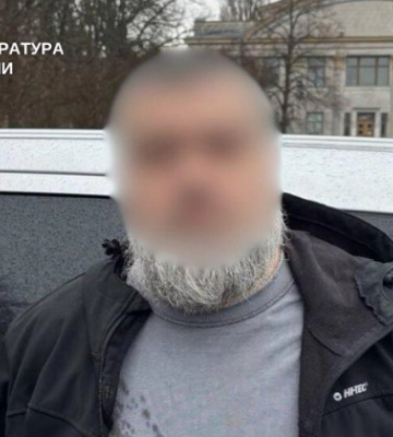 Напав на пункт обміну валют, щоб розрахуватися з боргами: підозру оголошено 40-річному киянину