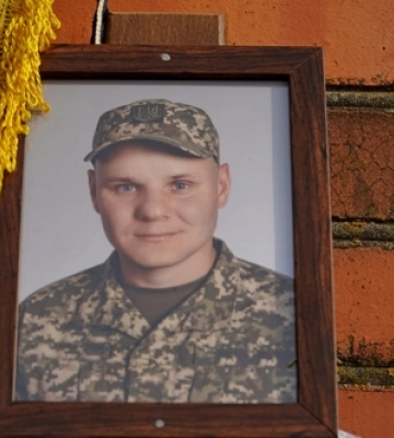 Дві громади у жалобі: на Волині провели в останню путь 34-річного воїна Михайла Чикирду 