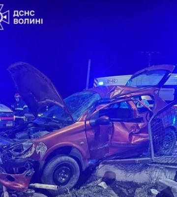 Біля Луцька автівка влетіла в паркан, водія визволяли рятувальники