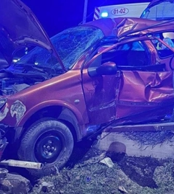 Серйозна аварія під Луцьком: рятувальники діставали водія із понівечого авто