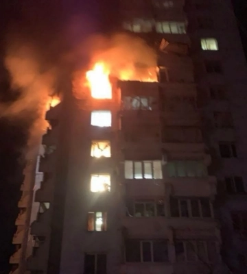 В Запорожье дрон попал в многоэтажку, есть раненый и пожары