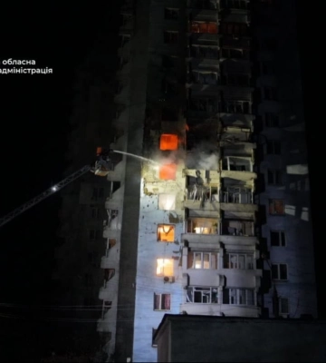 Нічна атака на Запоріжжя: дрон влучив у багатоповерхівку, є загиблий та поранені (Відео)