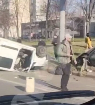 ДТП із перекиданням пасажирського мікроавтобуса сталася на Берестейському проспекті (відео)