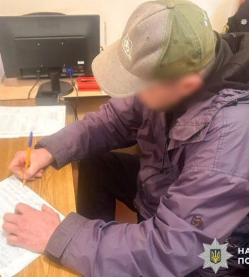 У Рівному поліцейські розшукали порушника, який біля стели загиблого Героя пошкодив корзину з квітами