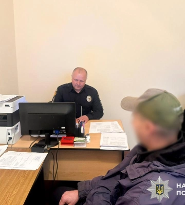 У Рівному поліцейські розшукали порушника, який біля стели загиблого Героя пошкодив корзину з квітами