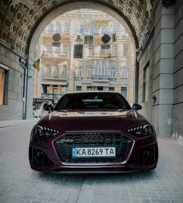 Один из 250: в Киеве заметили лимитированный семейный спорткар Audi 