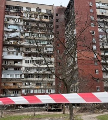 У Дніпрі російський дрон влучив у багатоповерхівку: троє поранених