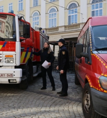 Місто-побратим Мехелен передало Львову 13 автомобілів та гуманітарні вантажі