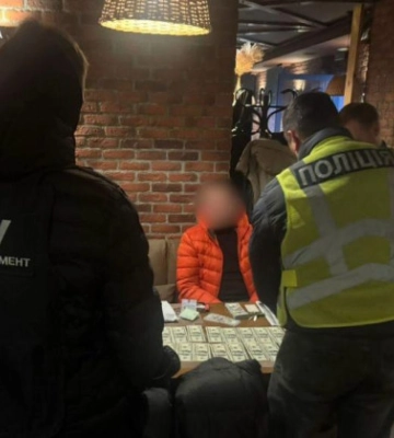$32 000 за «билет от войны» — в Киеве задержали мошенника за попытку незаконной переправки мужчин за границу