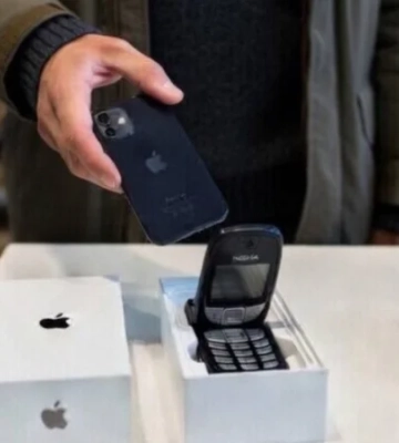 OLX-доставка: у Кривому Розі чоловік підмінив на пошті iPhone на стареньку Nokia