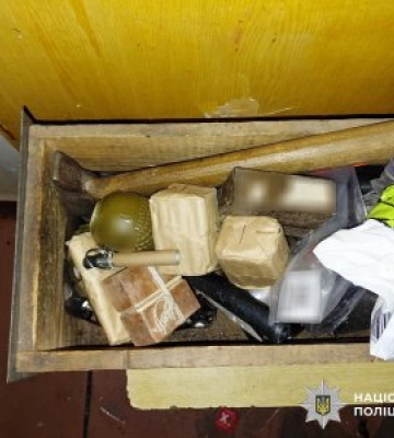 У Первомайську поліцейські затримали чоловіка за підозрою в умисному вбивстві дружини та травмуванні двох малолітніх дітей