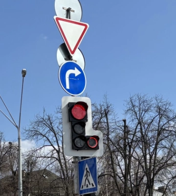 У Києві встановили новий світлофор із червоним колом – що означає, фото
