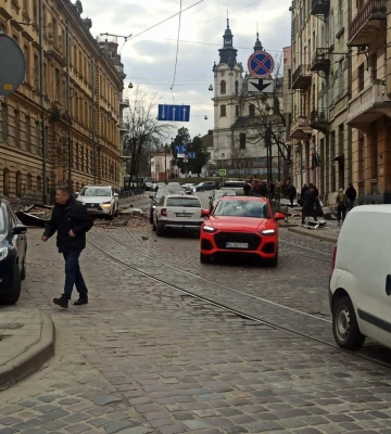 У центрі Львова дрон влучив у будинок. ВІДЕО