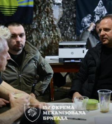 Шон Пенн и Ермак вместе посетили Славянск и боевое подразделение 157 ОМБр