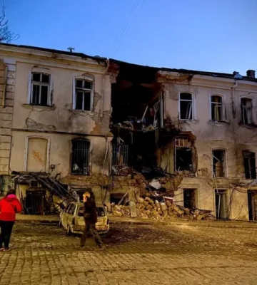 Удар по житлових кварталах Одеси: рятувальники показали наслідки 