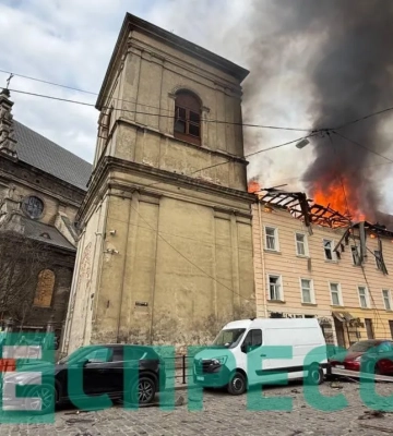 У центрі Львова дрон влучив у будинок. ВІДЕО