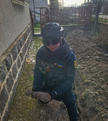 Небезпечний «урожай»: на Ужгородщині чоловік викопав на городі мінометну міну