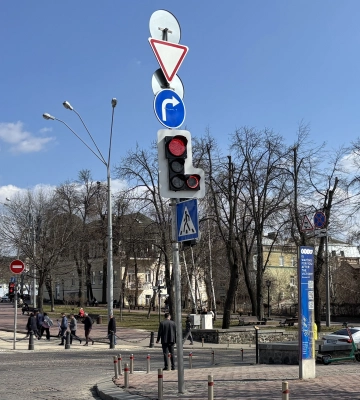 У Києві встановили новий світлофор із червоним колом – що означає, фото