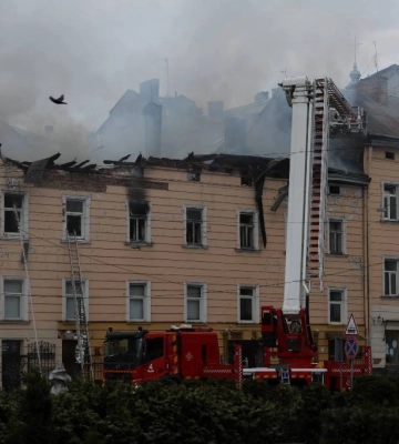 Львов после удара: поврежденные дома, транспорт и десятки раненых, — Садовый