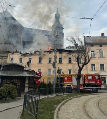Бойові медики першими прибули на місце удару дронами у Львові. Наслідки російського обстрілу