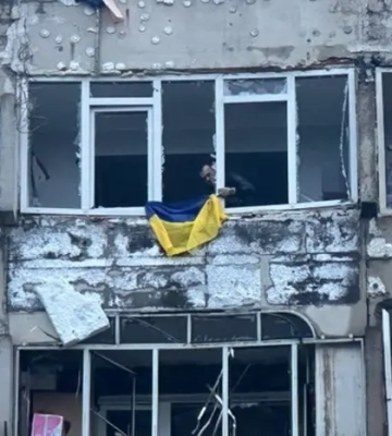 Львів після атаки РФ: у пошкодженому будинку чоловік вивісив український стяг