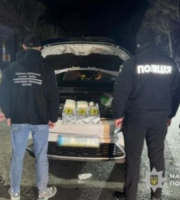 На Закарпатті поліція затримала наркокур"єра з Дніпра з 2,2 кг "солі" (ФОТО)