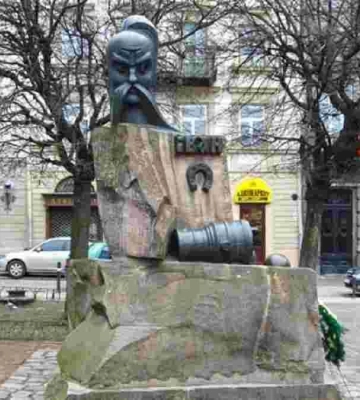 Частина проспекту Свободи закрита для проїзду. Шукають вибухівку