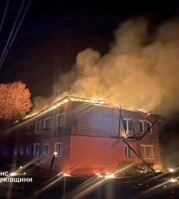На Харківщині внаслідок російського удару виникла пожежа в двоповерхівці