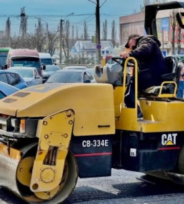 КП «ЕЛУ Автодоріг» продовжує роботи з оновлення доріг міста