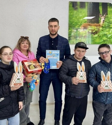 "Сонячні" гості в екоінспекції: як дитячі усмішки та різнокольорові шкарпетки об’єднали житомирських екологів
