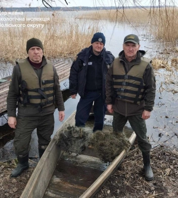 На Рівненщині під час рейду вилучили 40 метрів заборонених рибальських сіток