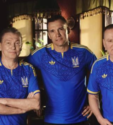 Блохин, Беланов и Шевченко в новой форме сборной Украины показали "Золотые мячи" на фото Adidas