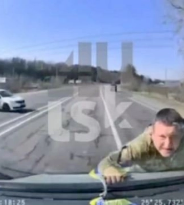 Біля Луцька військового ТЦК збили і прокатали на капоті буса (відео)