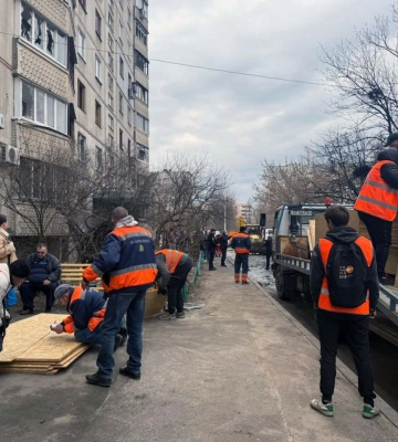Харків прибирає наслідки атаки російських безпілотників 