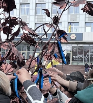 У Кропивницькому відкрили інсталяцію «Калина надії», присвячену військовополоненим і зниклим безвісти
