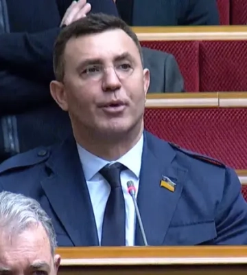 Тищенко з’явився у Раді в незвичних окулярах 