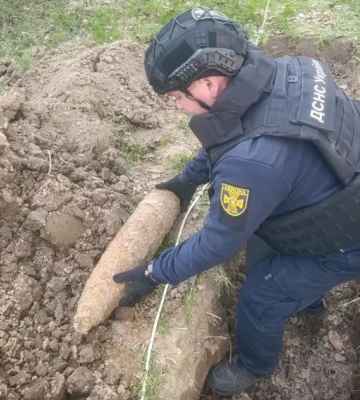 На Ужгородщині жінка на подвір’ї знайшла артилерійський снаряд