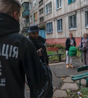 Поліцейські евакуювали поранену жінку з-під завалів у Куп'янському районі Харківської області