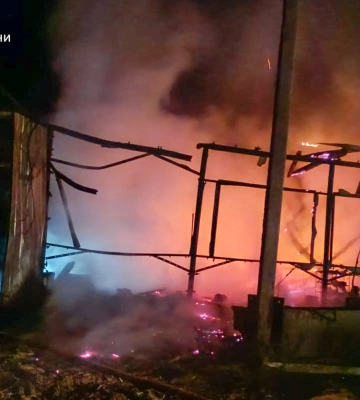 Под угрозой повторных ударов спасатели тушили предприятие на Чугуевщине 