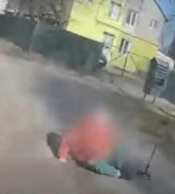У Луцьку жінка впала посеред тротуару (відео)
