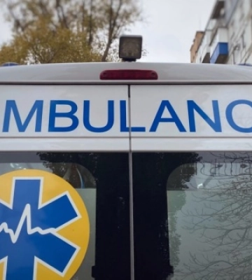 Ворог вдарив безпілотником по «швидкій» в Херсоні, постраждали двоє медиків