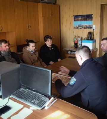 Ціна однієї іскри: офіцер громади розкрив жителям Річки правду про «невинні» вогнища