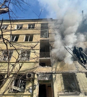 Россияне ударили дроном по многоэтажке в Днепре, есть пострадавшие