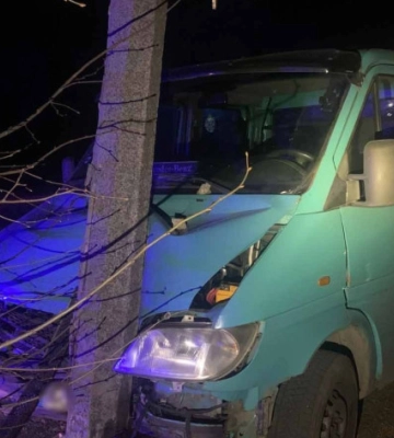 На Волині п’яний 14-річний хлопець на чужому бусі вночі влетів у стовп. Рішення суду