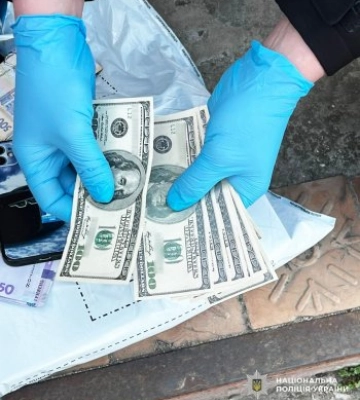 У Миколаєві військових ТЦК затримали на хабарі: за 2400 доларів обіцяли "зняти з розшуку"
