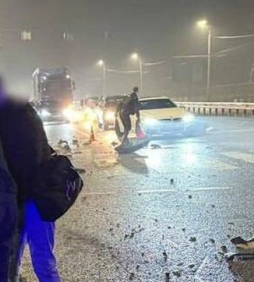 Врізалася у відбійник, паркан і стовп: у Дніпрі п'яна водійка влаштувала ДТП