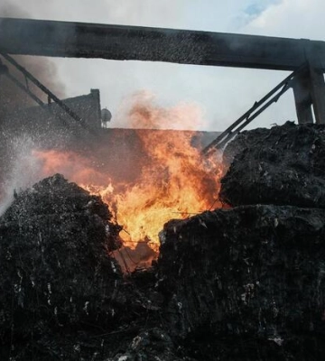 У Києві ліквідували масштабну пожежу у Голосіївському районі (, )