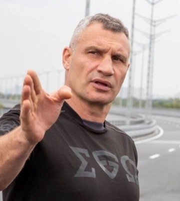 Мэр Киева во Львове попал в руки к барберу. Как Кличко выглядит с новой стильной укладкой. Фото